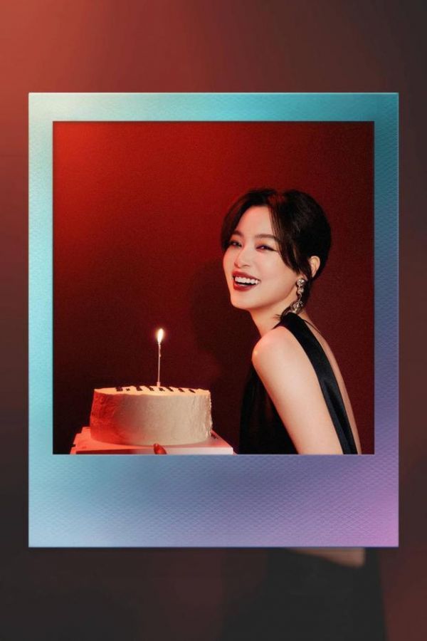 搜狐娱乐讯 8日,辛芷蕾拍摄的庆生美照释出,她手捧蛋糕绽放灿烂笑容,元气满满,心情大好。