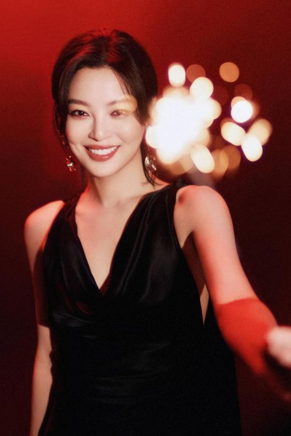 辛芷蕾笑容明媚动人。