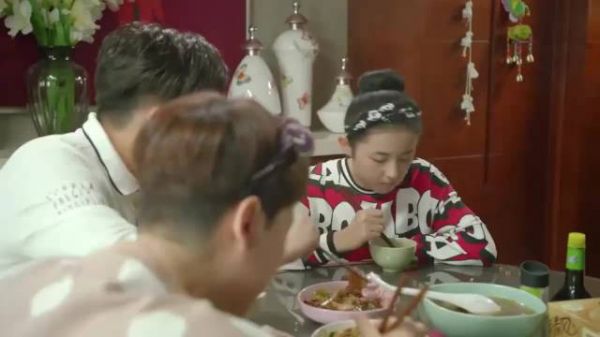 小别离：方圆辛苦做饭，朵朵却莫名发脾气：我不吃！摔筷子走人