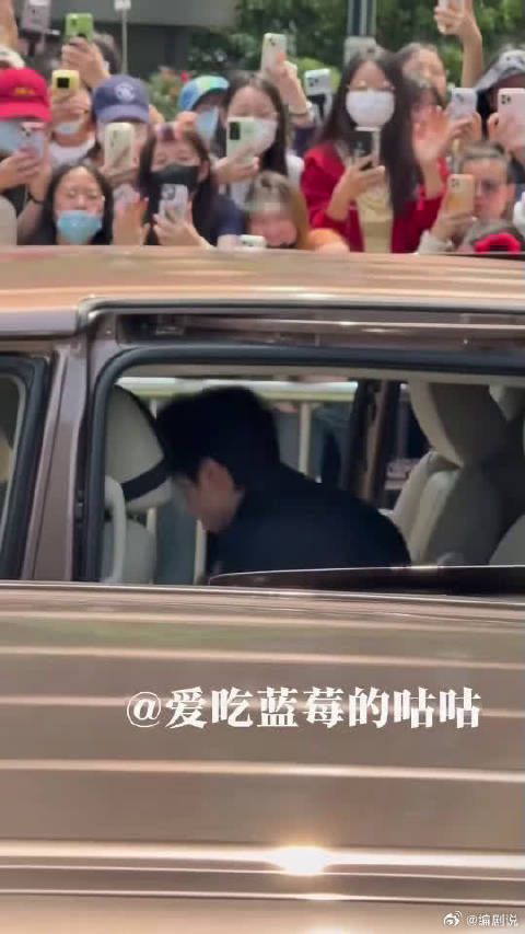 敖子逸现身你好星期六录制现场