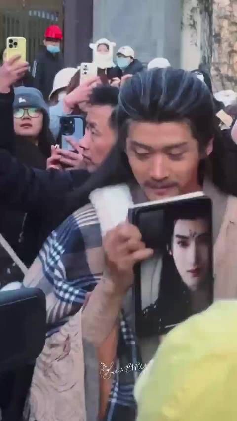 闫桉为粉丝遮挡老年妆路透，郭敬明保留其二十多岁最老影像