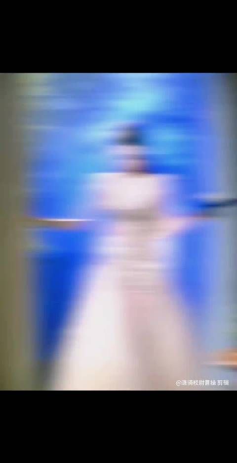 程潇微博之夜红毯造型太出圈了,在各大短视频平台拿下微博之夜相关的最高热度