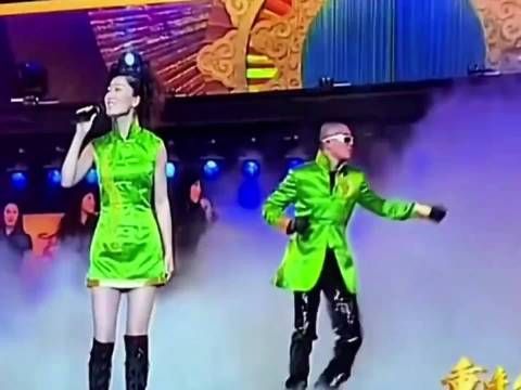 考古凤凰传奇，那时候的曾毅眼里有活，现在都是唯二不买票进场听歌的，哈哈！