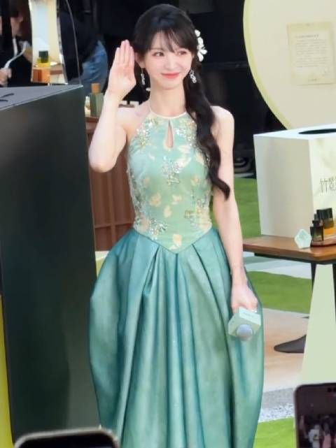 感觉田曦薇是一年比一年美了，果然是红气养人，今年完全是颜值巅峰了