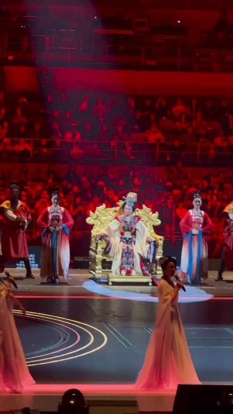 81岁潘迎紫身姿挺拔步伐稳健