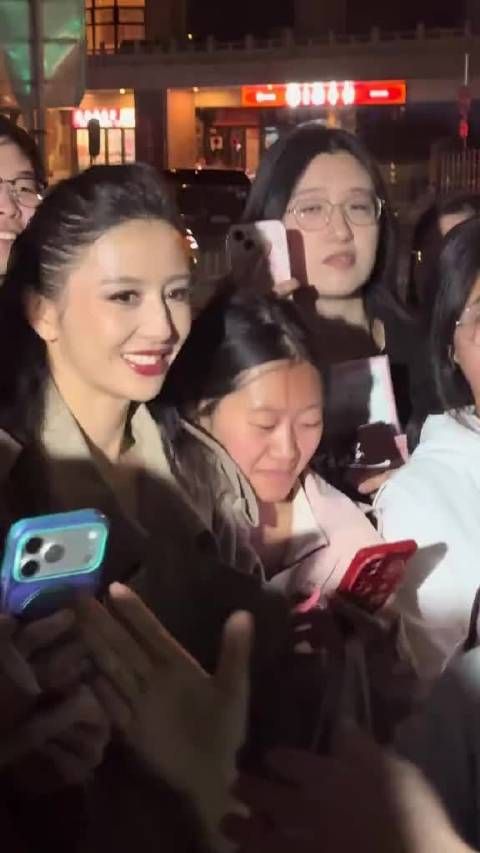 头次离佟丽娅这么近，陈思成就在旁边