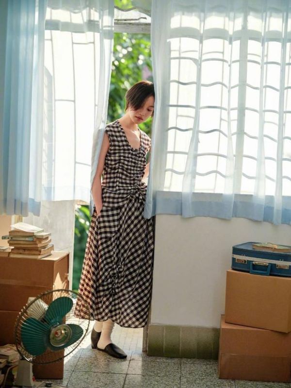 搜狐娱乐讯 近日，倪妮短发造型出镜夏季大片，以 “风辞典” 为主题，文艺松弛，尽显生活诗意与治愈感。