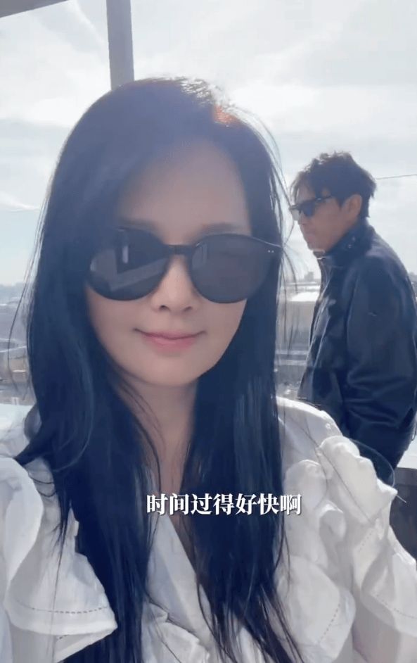 伊能静说：“在米粒九岁的这一年，仿佛如期赴约。这一次不是妈妈、不是老婆、不是媳妇，而是那个最初一眼爱上了秦先生的自己。唯一不同的是，爱的初心还在，但心却完全松弛了。曾经产后忧郁肿着眼睛问秦先生‘我美不美’的我，现在觉得自己美得要命——不是外表，是在这个年纪，依然浪漫，对生命的安排从不气馁。这些都是在这趟旅行里，两个人面对面的觉察。”