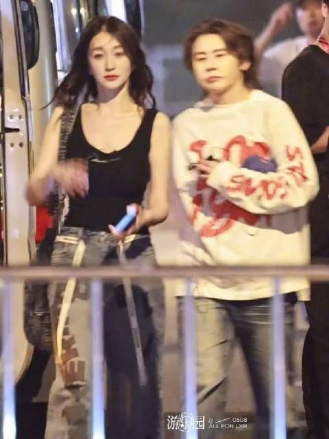 50岁能美的这么自然完全是基因，李小冉真是近看都没有岁月医美痕迹的肤白貌美