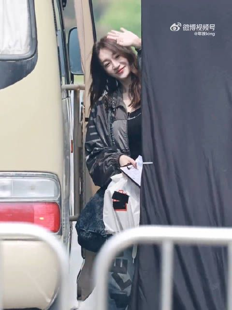 李小冉初舞台就靠美貌出圈，这颜值还用说嘛 状态稳稳的！