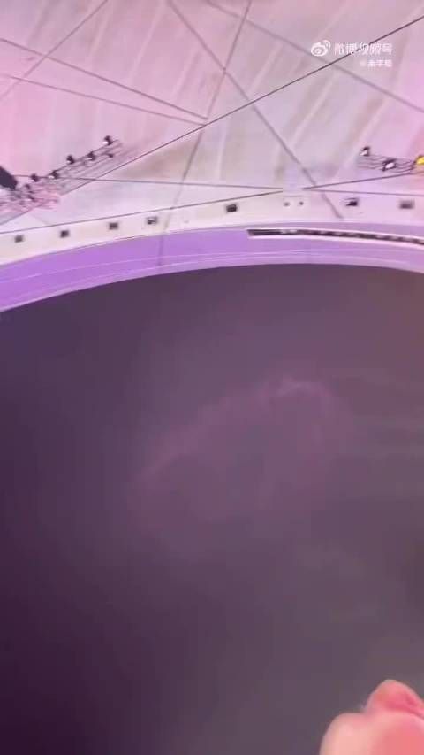 余宇涵与张杰同台亮相鸟巢舞台