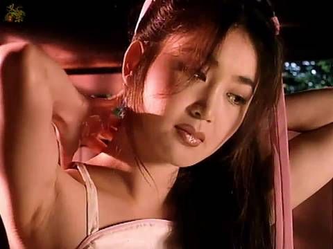 张守初偷看潘金莲洗澡，被金莲一块肥皂砸的眼发青