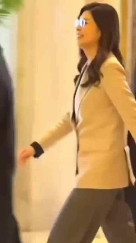 郑丽文抵达人民大会堂会见现场，满脸微笑十分开心