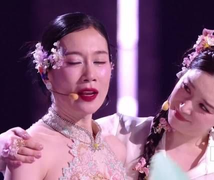 温峥嵘说自己终于体会到隔行如隔山了，唱rap唱到崩溃，姐姐尽力了