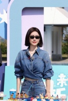 秦岚新剪了波波头年轻20岁，穿牛仔衬衫+牛仔裤，美得像换了个人