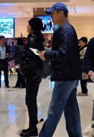 黄志忠牵手柯蓝捧场张国立话剧，男方眼神不自然，拍拖15年不结婚