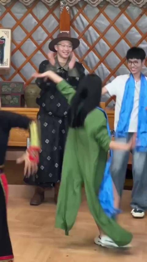 当时离婚综艺里黄圣依跳舞,我真的觉得她整个人都在闪闪发光