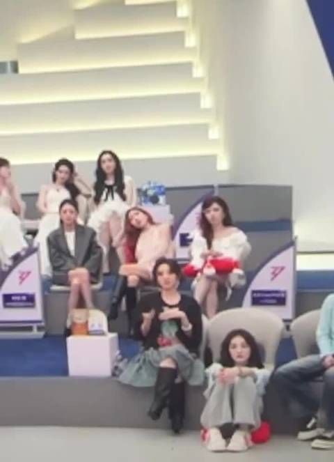 夹缝中看见唐艺昕还在练习,姐姐真的很用心了!