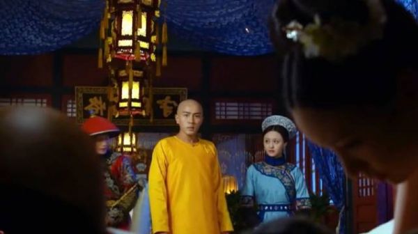 女人推开房门，不料竟发现好姐妹与自己的心上人在一起