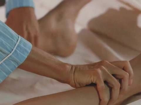 女人身体被掰开，掀起白布露出小肚，慢慢在上面拍打