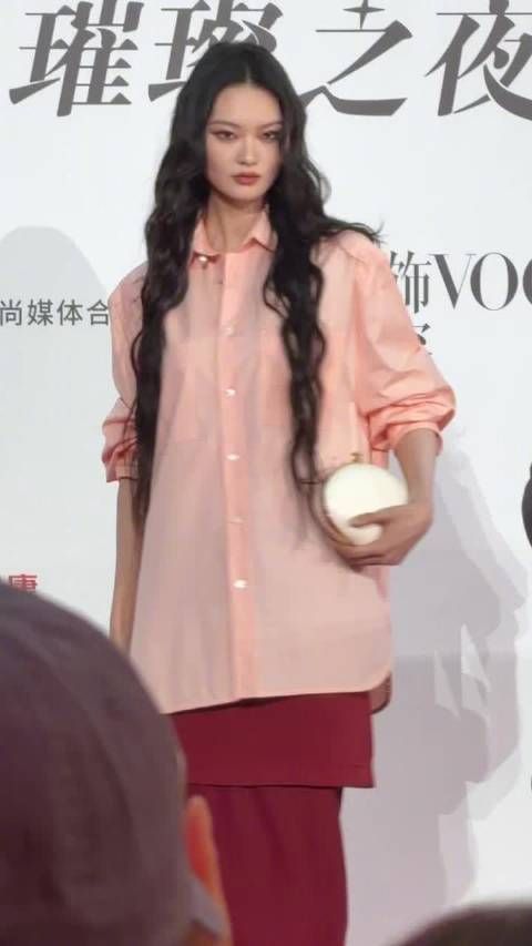 超模贺聪亮相《穿普拉达的女王2》中国首映礼，也是一身红