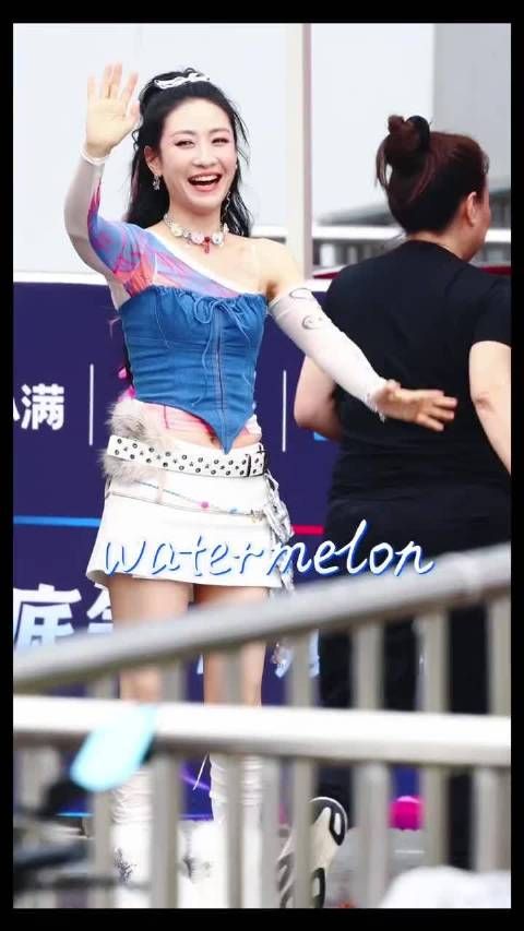 陶昕然萧蔷十指紧扣入场 一公加油！