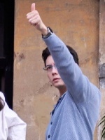 陈伟霆在阳台拍戏，伸手保护对手戏演员，提醒对面的人也小心，新剧路透