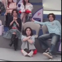 直播镜头夹缝里，一眼就看到唐艺昕在跟着跳