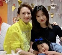 离婚后带小苹果出游，章子怡用行动证明：有一种母爱，无关血缘