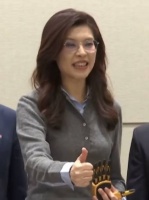 郑丽文真的是会打扮自己，每个场合穿的衣服都不同