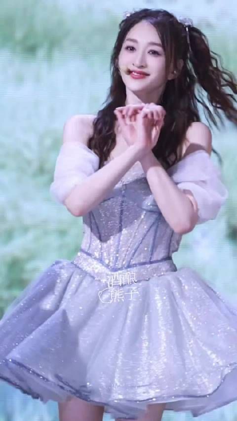 我一个30岁老太太，看李小冉50岁小姑娘跳舞