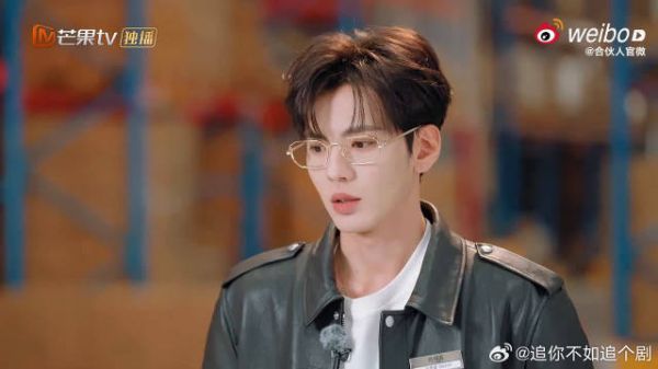 毕雯珺金丝细框眼镜造型惊艳，校园路透展清爽学长魅力