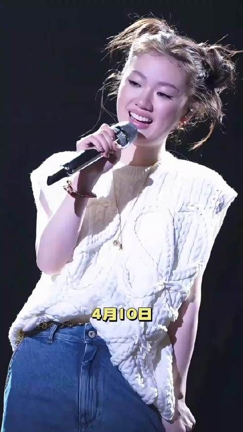 单依纯武汉演唱会穿了高定造型，她的脸部表情一言难尽