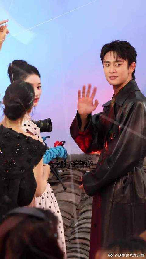 要一起打招呼,姐姐直接锤了姐夫一拳