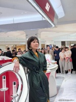 刘嘉玲都60岁了，线下商场拍到的生图，居然还像有股女强人范儿？