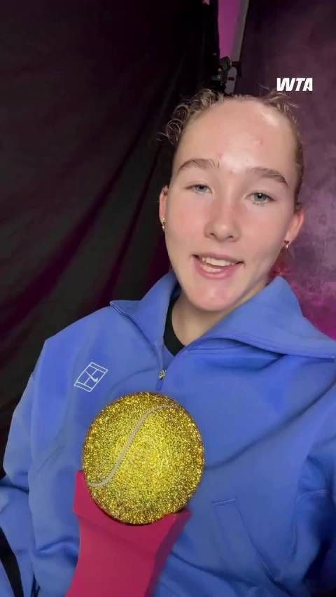 抱着新奖杯来和大家打招呼啦！