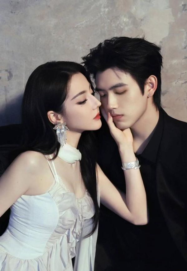 迪丽热巴陈飞宇目光温柔缱绻。