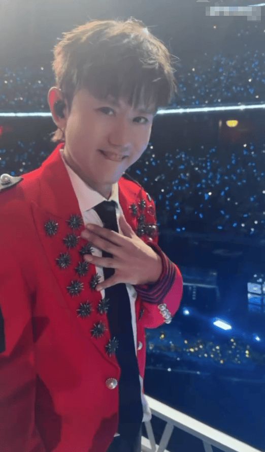 当天,何炅、李维嘉、吴昕、宋丹丹、王祖蓝、沈凌等明星纷纷现身张杰演唱会。