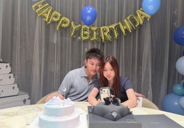 父女俩同框合影，画面温馨有爱。