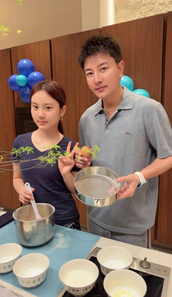 甜馨对着镜头开心比耶，跟妈妈李小璐长得好像！