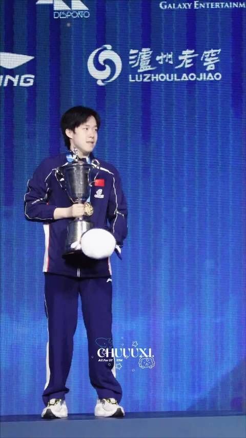 孙颖莎王楚钦颁奖互动引热议