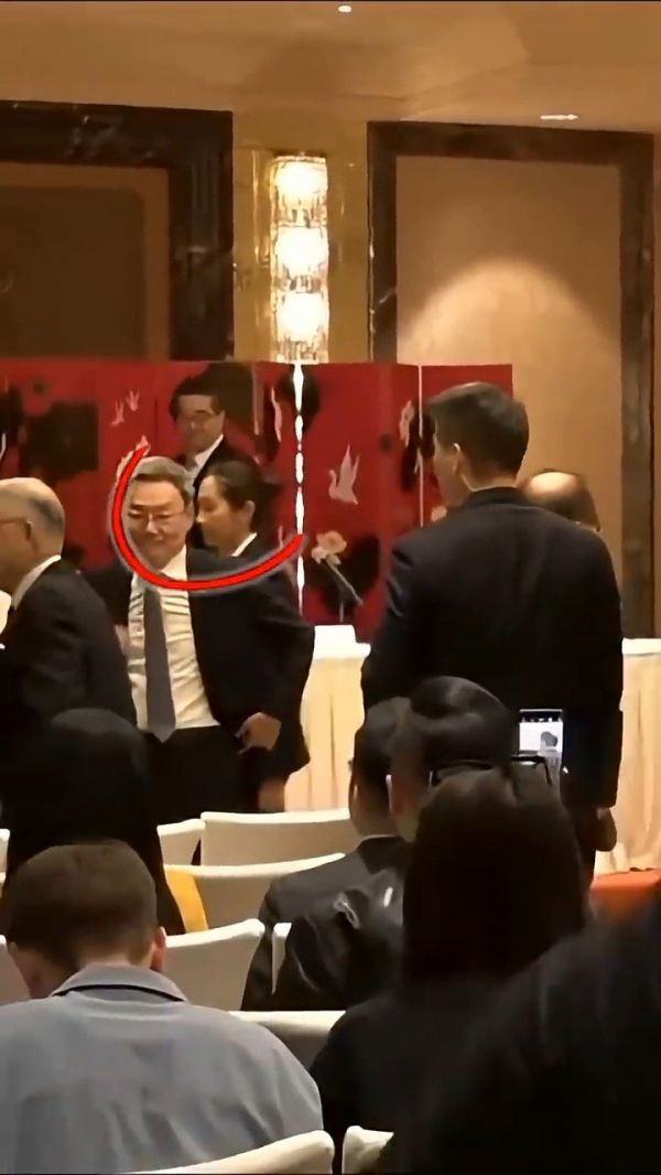 又飒又美的女保镖！郑丽文安全感满满！