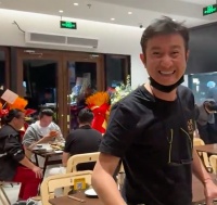 42岁文章开饭店！亲自迎客端菜，微笑热情