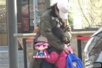 白百何带4岁半儿子就诊，素颜穿羽绒服很低调，二胎成长细节曝光