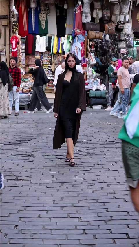 神秘女子红毯惊艳众人,独特气质引热议