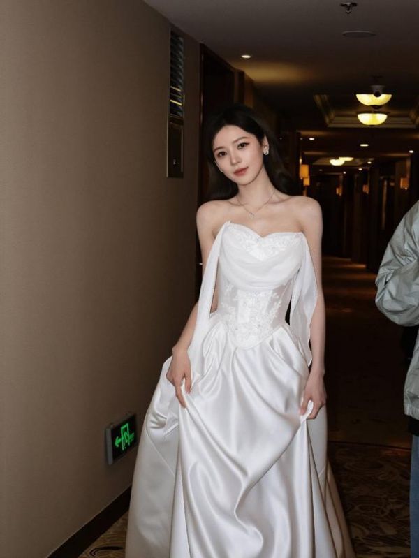 搜狐娱乐讯 13日，工作室分享了一组张予曦美图。