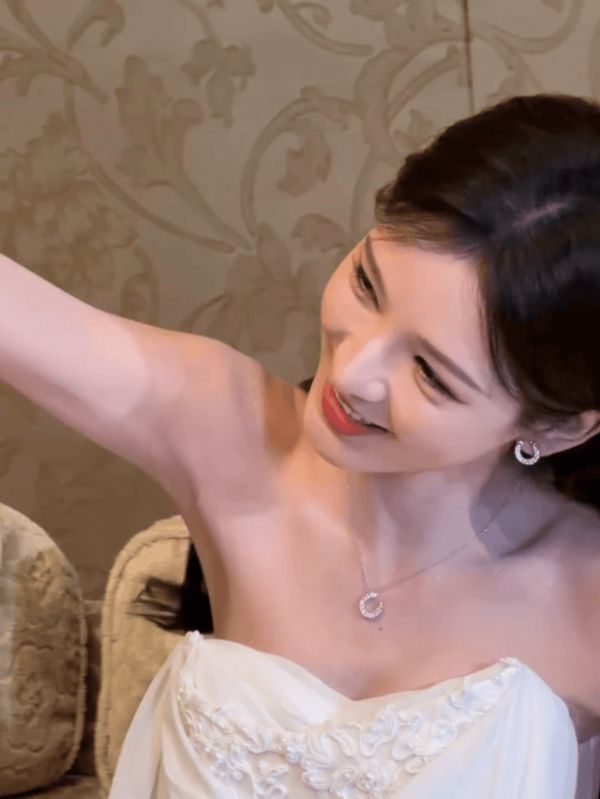 张予曦侧颜浅笑眉眼弯弯，清甜气质拉满。