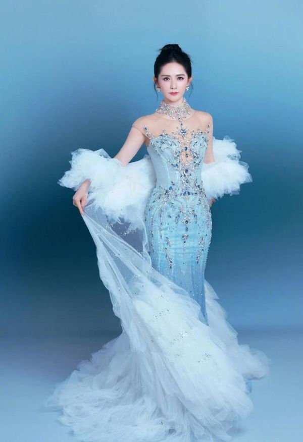 搜狐娱乐讯 13日，谢娜在社交平台分享了一组美图。