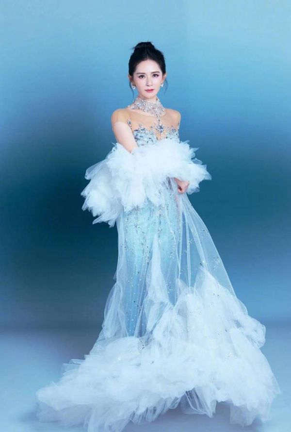 谢娜轻纱漫舞，蓝裙流光溢彩。