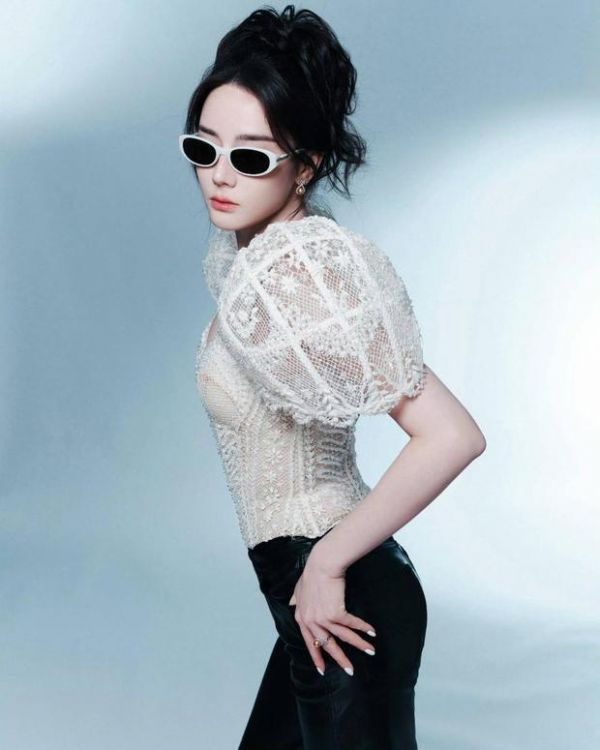 搜狐娱乐讯 13日,迪丽热巴直播造型大片释出,穿着2026春夏高定出镜,廓形蕾丝的胸衣搭配黑色皮裤,完全是冷御复古的摩登女郎。